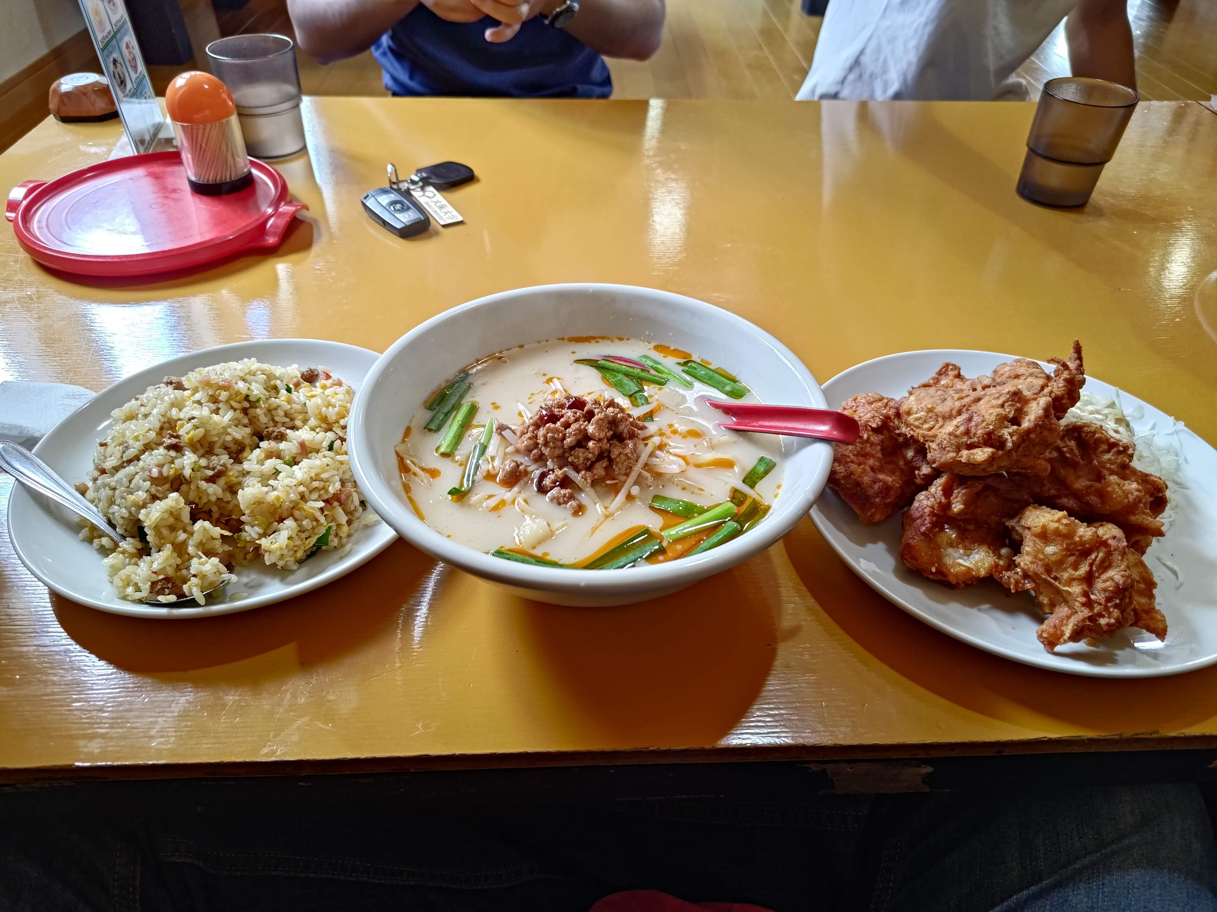 若鶏の唐揚げ(画像右端)